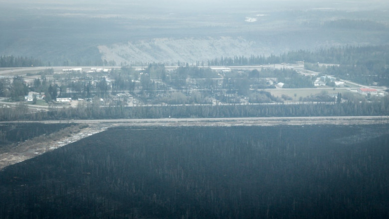 Photo of foto | Incendiu uriaș în Canada, un oraș întreg este evacuat. Mii de oameni s-au înghesuit să prindă loc în avioanele trimise după ei